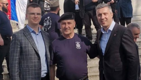 SVAKI KOMENTAR JE SUVIŠAN: Muškarac koji je pretio Vučiću odsecanjem glave u društvu Parandilovića i Obradovića (FOTO)