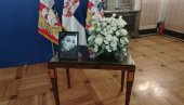ОДРЖАНА КОМЕМОРАЦИЈА ОЛИВЕРЕ КАТАРИНЕ: Син Мане Шакић се опрашта од своје мајке (ФОТО)