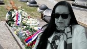 ИСПРАЋЕНА НА ВЕЧНИ ПОЧИНАК: Сахрањена Оливера Катарина - син Мане нем од бола