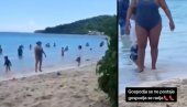 DAMA SE RAĐA: Snimili ženu kako izlazi iz mora i napravili viralni hit - tek kad je izašla iz vode cela plaža je gledala u nju (VIDEO)