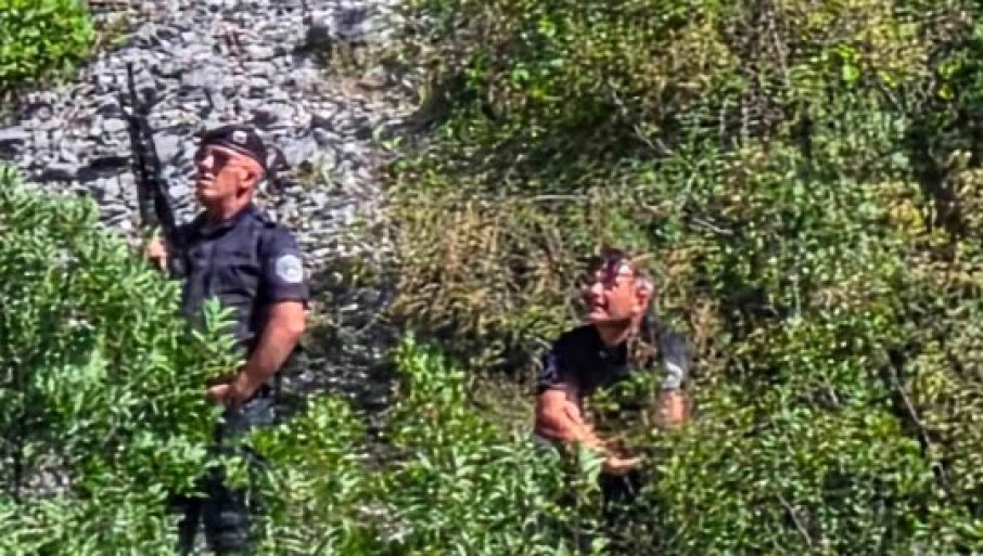 EKSKLUZIVNE FOTOGRAFIJE ŠIPTARSKIH SNAJPERISTA: Kurtijevi specijalci na nišanu držali Srbe kod Prizrena (FOTO)