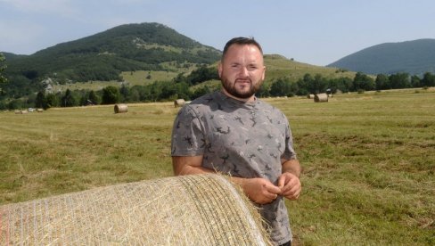 РАЈКО ЈЕ ПРАВНИК И УЗОРАН СТОЧАР: У родну Лику отишао чим је дипломирао, а касније вратио и трактор на ком је са породицом избегао у "Олуји"