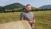 RAJKO JE PRAVNIK I UZORAN STOČAR: U rodnu Liku otišao čim je diplomirao, a kasnije vratio i traktor na kom je sa porodicom izbegao u Oluji