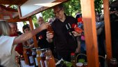 ЈАВИЛА СЕ БАКА ИЗ ДРЕЖНИКА И РАЗБИЛА БЛОКАДЕРСКУ ФАБРИКУ ЛАЖИ: Мука ми је од олоша, руку сам подигла да бих Вучићу нешто поклонила (ВИДЕО)