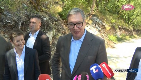 ВУЧИЋ НА КАБЛАРУ Председник на отварању стакленог видиковца: На 132 тоне је тестиран (ВИДЕО)