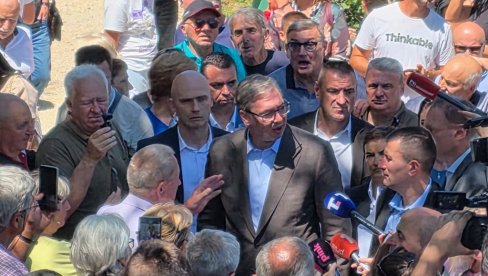 HAJDE DA VIDIMO TO ČUDO Vučić na otvaranju staklenog vidikovca na Kablaru - dočekao ga veliki broj građana (VIDEO)