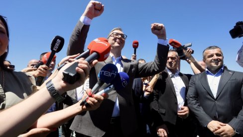 VUČIĆ IDE IZ KINE U ORLOVAT, IZ INDIJE U SVRLJIG, TAKVU ENERGIJU MOŽE DA IMA SAMO ON: Željko Veselinović očitao bukvicu tviter političarima