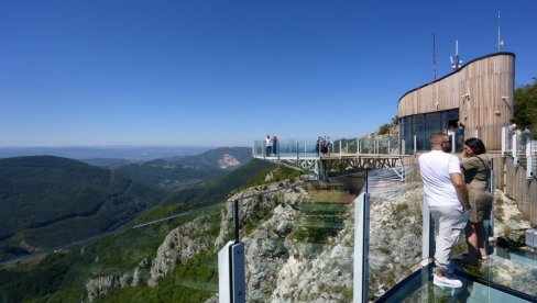 NA KABLAR DOLAZE TURISTI IZ CELOG SVETA: Posetioci opčinjeni pogledom, za 10 dana na staklenac kročilo više od 10.000 ljudi