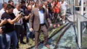 БЛОКАДЕРИ ПОТПУНО ИЗГУБИЛИ КОМПАС: Монтирају фотографије да је стаклени видиковац на Каблару пукао