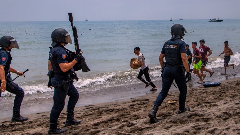 POLICIJA I VOJSKA NA ULICAMA SEUTE: Nastavljaju velike kontrole posle masovnog priliva migranata