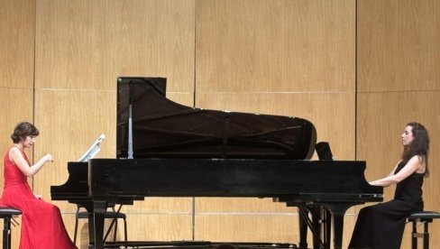 PREFINJENE NOTE DOMAĆIH KOMPOZITORKI: Priznata pijanistkinja iz SAD, Milica Jelača Jovanović, sa gostima, svira u Beogradu