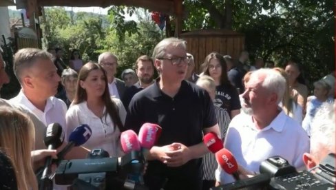 VUČIĆ NA JUGOSITOKU SRBIJE: Predsednik u poseti selu Temska (VIDEO)