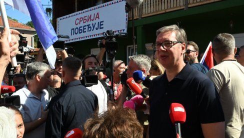 ПРЕДСЕДНИК ОБИЛАЗИ ЈУГОРИСТОК СРБИЈЕ: Вучић посетио газдинство породице Панчић, саслушао проблеме мештана Темска (ВИДЕО)