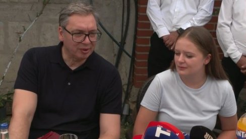 ВУЧИЋ ЖЕСТОКО ОДГОВОРИО ШОШКИЋУ: Код њих евро 200 динара и мање плате, код нас раст и стабилност