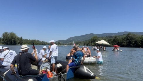 ДРИНСКА РЕГАТА: Спуст браће са две обале (ФОТО)