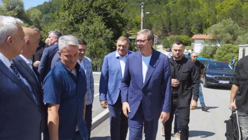 VUČIĆEVA PORUKA ODZVANJA: Ne postoje Srbijanci, bosanski ili hrvatski Srbi, mi smo svi Srbi