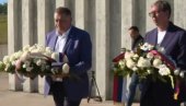JEDAN OD NAJSTRAŠNIJIH, HLADNOKRVNIJIH ZLOČINA ZA KOJI NIKO NIJE ODGOVARAO Vučić na Petrovačkoj cesti položio venac i odao poštu stradalim