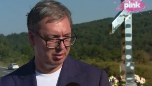 OBAVEZA SRBA JE DA NIKADA NE ZABORAVE NEVINE ŽRTVE: Predsednik Vučić odao poštu stradalima na Petrovačkoj cesti