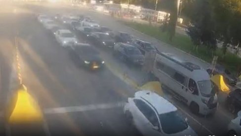 НА ГРАНИЦАМА ЈЕ ПАКАО: Игла нема где да падне, људи сатима чекају у колони