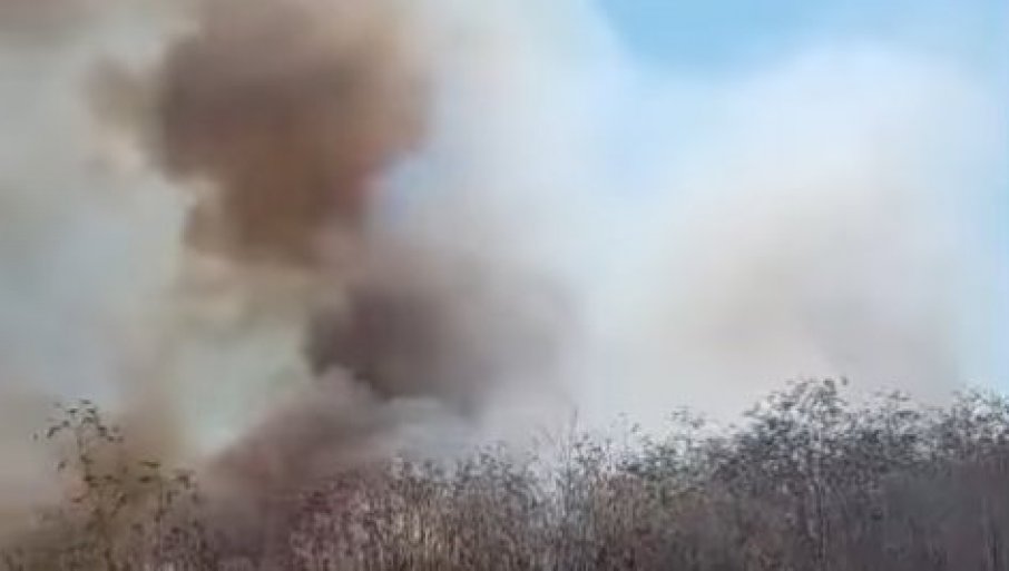 BUKNUO VELIKI POŽAR KOD BIVŠE FABRIKE ŠEĆERA U ĆUPRIJI: Vatra se ubrzano širi zbog vetra, u toku borba vatrogasaca (VIDEO)