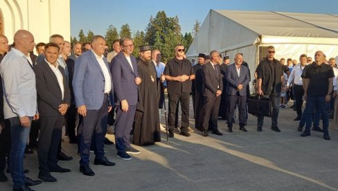 VUČIĆ PORUČIO: Gde god naš narod živi, naša je obaveza da budemo uz njega