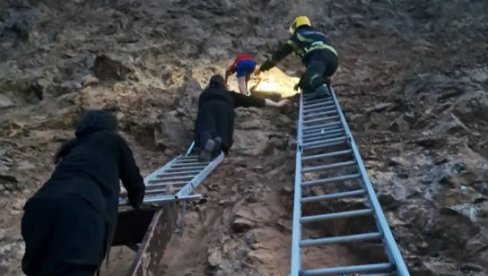 ДРАМА КОД МАНАСТИРА ПРЕОБРАЖЕЊЕ У ОВЧАР БАЊИ: Дечак се попео на литицу високу 15 метара - двојица монаха кренули да му помогну
