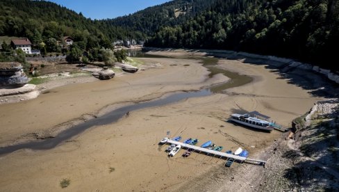 NEVEROVATAN PRIZOR: Jezero prepuno turista gotovo nestalo, čamci ostali na suvom (FOTO)