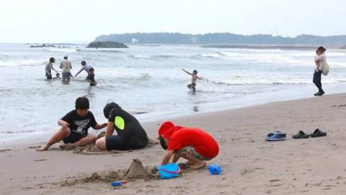 POSLE 14 GODINA PRVI KUPAČI UŠLI U MORE: Plaža kod Fukušime ponovo otvorena