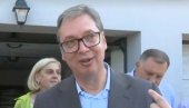 EMOTIVNI TRENUTAK U ČIPULJIĆU, VUČIĆ UŠAO U OČEVU PORODIČNU KUĆU: Tu sam učio, igrali smo fudbal, telefona nije bilo
