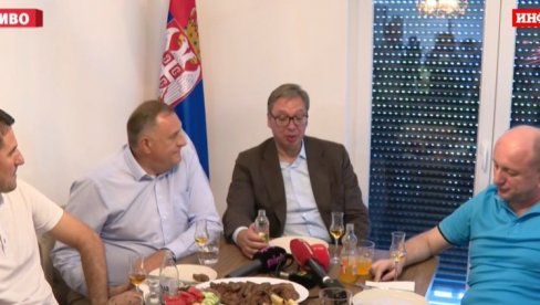 VUČIĆ DOČEKAO KNEŽEVIĆA U KUĆI SVOG DEDE U ČIPULJIĆU: Naše dve kuće su prve spaljenje, a onda redom