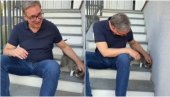 ИЗГЛЕДА ДА ЈЕ И ОНА СВРАТИЛА ДА ВИДИ КО ЈЕ СТИГАО Вучић поделио несвакидашњи снимак испред куће у Чипуљићу (ВИДЕО)