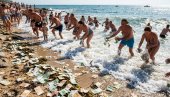 NEVERICA NA PLAŽI! Talasi izbacili VREĆE SA 700.000 EVRA – LJudi kao poludeli uskali u more da skupljaju pare