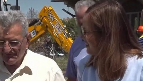 (VIDEO) KAKO DA NE, KAKO NE ZNAČI! Penzioner iz Karlovčića oduševljeno ministarki Pavkov: Smanjenje cena lekova nam mnogo znači