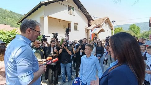 ZAPAMTITE, BIĆE ALEKSA VELIKI POLITIČAR: Vučić sa mališanima u Jezeru
