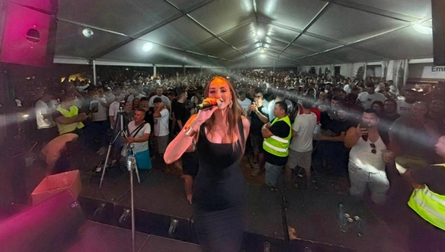 ODJEKIVALA KORIDA U DICMU: Goga Sekulić oduševila više od pet hiljada ljudi (FOTO)