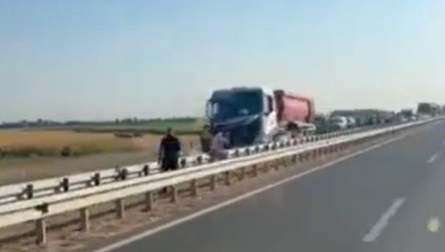 JEZIV SNIMAK SA MESTA NESREĆE U KOJOJ SU POGINULE DVE OSOBE: Kamion se zakucao u radnike na putu Loznica - Šabac, stvorile se gužve (VIDEO)