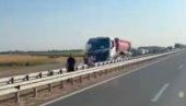 JEZIV SNIMAK SA MESTA NESREĆE U KOJOJ SU POGINULE DVE OSOBE: Kamion se zakucao u radnike na putu Loznica - Šabac, stvorile se gužve (VIDEO)