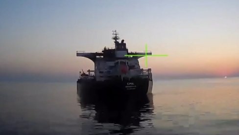RUSI GRUNULI GERANIJUMSKI UDAR: Tri broda u Odesi nestala u plamenu, objavljen snimak akcije