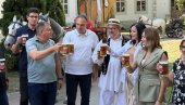 UZ KARUCE, ČILAŠE, U NOŠNJAMA LEPE SNAŠE…: U Zrenjaninu počeli tradicionalni Dani piva (FOTO)