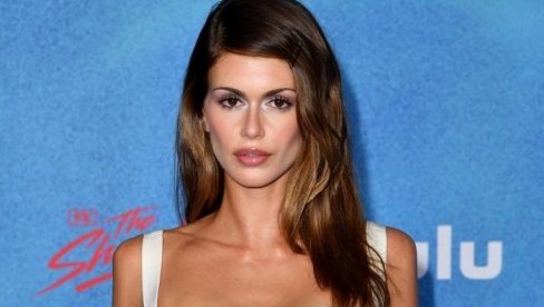 ĆERKA SINDI KRAFORD IZGLEDA KAO MILION DOLARA: Bela haljina s potpisom PRADA je čisto savršenstvo na manekenki za koju svi kažu da je pljunu