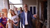 PREMIJER MACUT POSETIO VASILJEVIĆE: Država radi na tome da prognanim porodicama omogući uslove za život (FOTO)