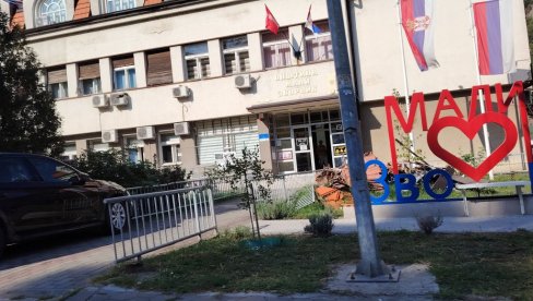МАЛИ ЗВОРНИК ВЕЛИКО ГРАДИШТЕ: Пуне руке посла у граду и селима (ФОТО)