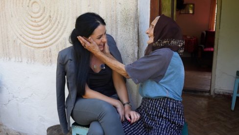 HITRIM KORAKOM GAZI DRUGI VEK: Stogodišnja Mirjana Petrović iz Cikota u Gornjem Jadru sama brine o domaćinstvu (FOTO)