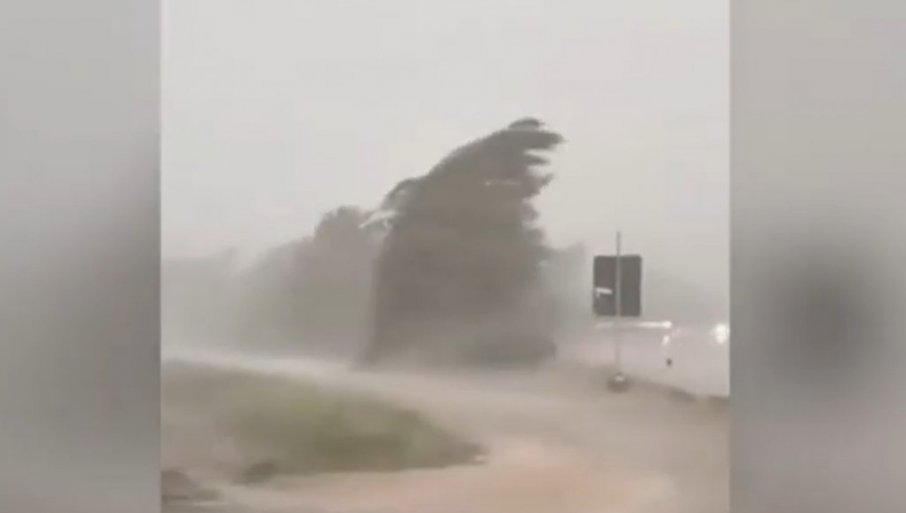 ZATVORENA DVA AUTO-PUTA: Snažno nevreme se sručilo u ovaj deo Evrope, vetar obarao drveće (VIDEO)