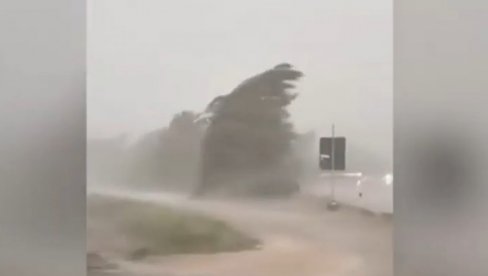 ZATVORENA DVA AUTO-PUTA: Snažno nevreme se sručilo u ovaj deo Evrope, vetar obarao drveće (VIDEO)