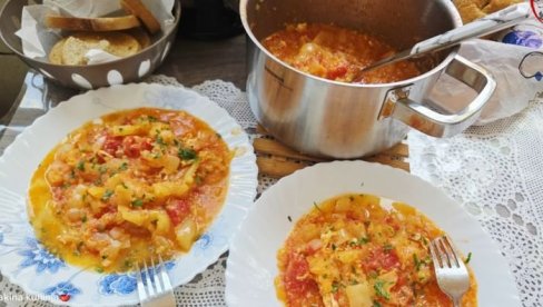 SATARAŠ SA JAJIMA KOJI MIRIŠE NA BAKINU KUHINJU: Pun safta, jednostavan i toliko ukusan da je dovoljan samo hleb (RECEPT)