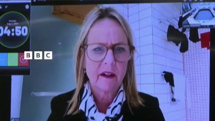 ODBORNICA GRADSKOG VEĆA POSTALA HIT NA MREŽAMA: Na sednicu uživo se uključila iz kupatila (VIDEO)