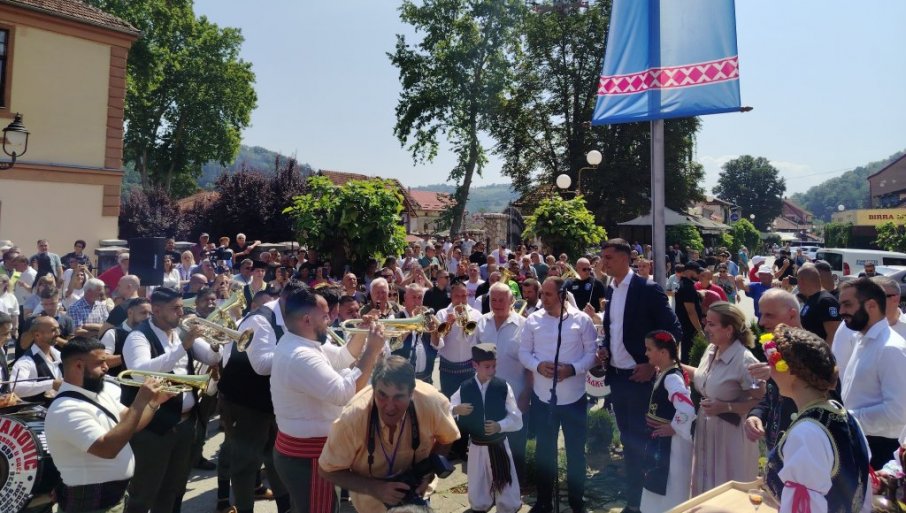 U GUČI SE NE ŠTEDE NI PLUĆA NI DUŠA: Himnom "Sa Ovčara i Kablara" počeo 65. jubilarni Dragačevski sabor trubača