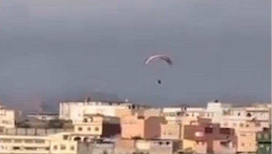 POKUŠAO PARAGLAJDEROM DO SEUTE: Migrant pao u more i poginuo (VIDEO)