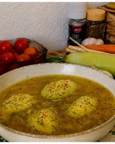 PILEĆA SUPA SA POVRĆEM I KNEDLAMA: Domaća i puna ukusa